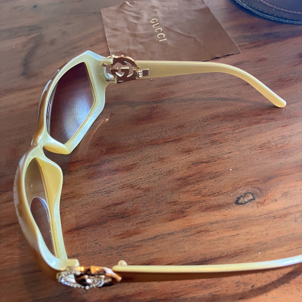Gucci Women's Brown Gradient Oversized Sunglasses with Gold Trim - Picture 2 of 8